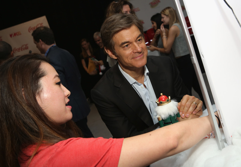 Dr. Oz (R) sending a gift card with Gyft! (Photo by Cindy Ord/Getty Images for iHeartMedia)